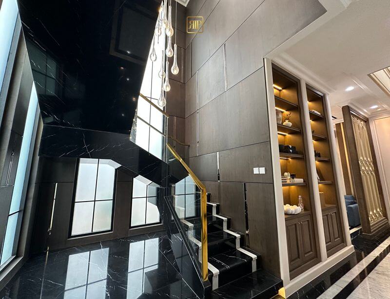 Void Tangga Rumah Klasik Modern