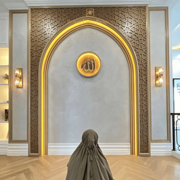 Desain custom mihrab dan mushola luxury elegan karya Rumah Louie Project untuk menyambut bulan suci Ramadan